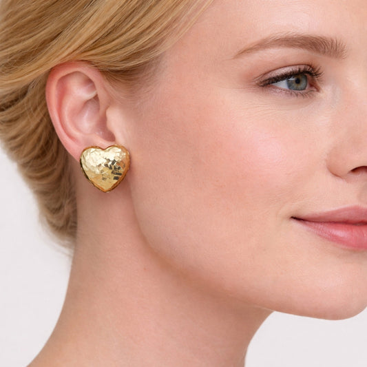 Oro Laminado Stud Earring, Gold Filled Style Heart Design, Diamond Cutting Finish, Golden Finish