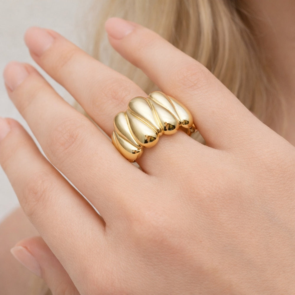 Oro Laminado Elegant Ring, Gold Filled Style Heart Design, Polished, Golden Finish